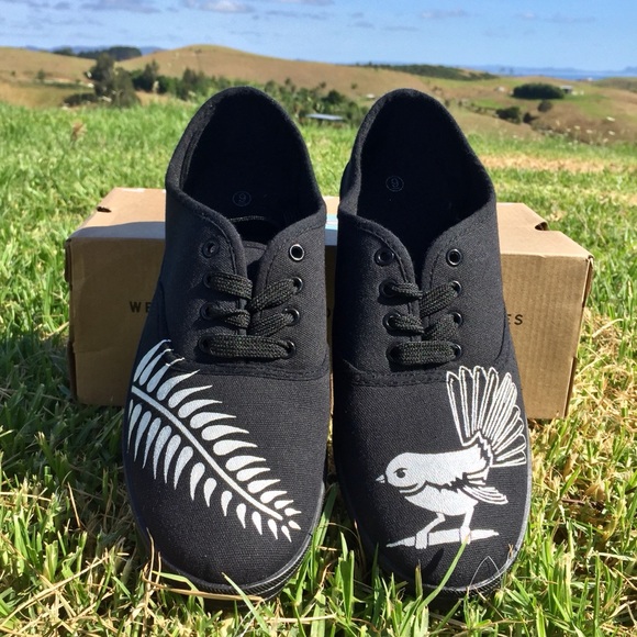Kiwi Style custom hand painted TOMS - Picture 2 of 6